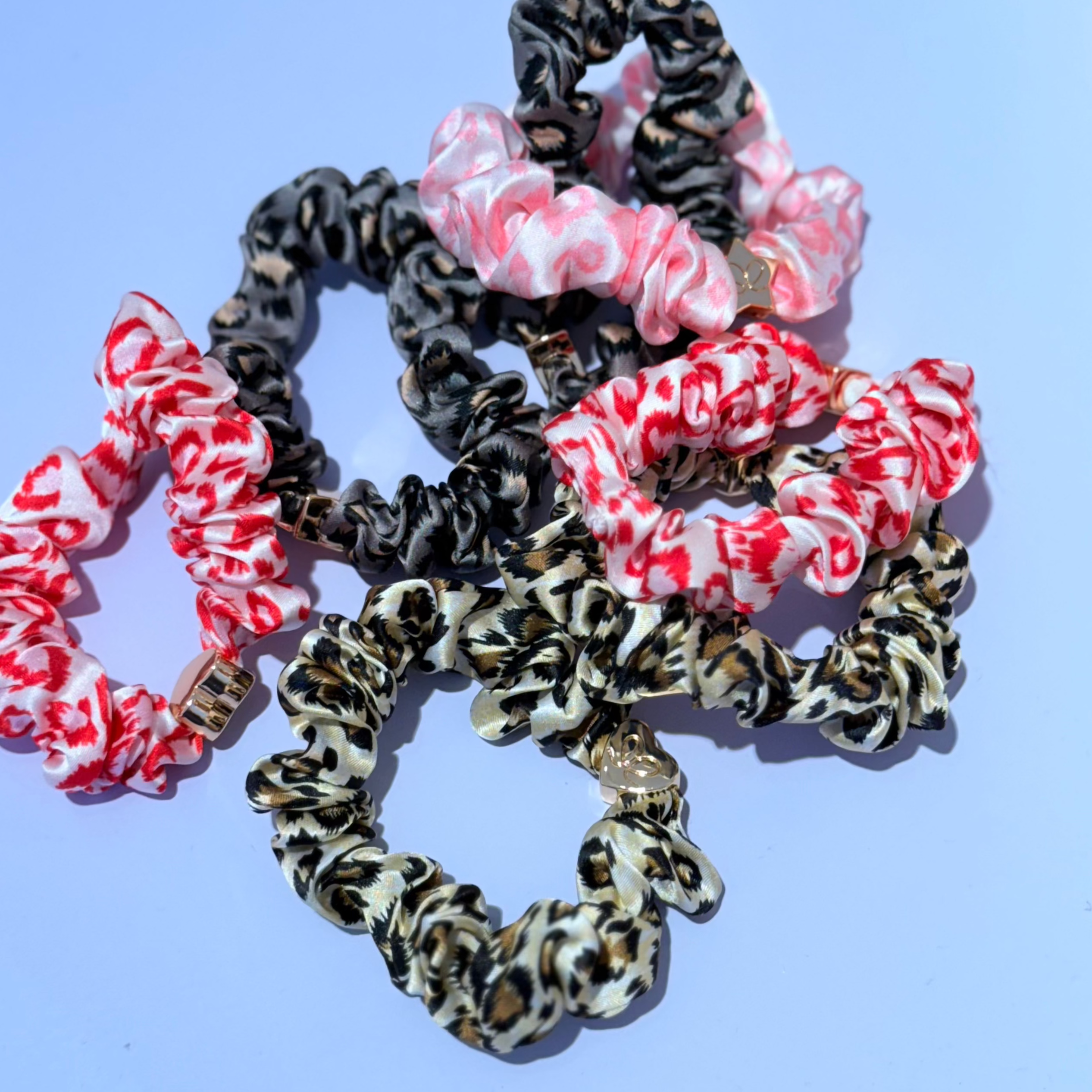 Leo Scrunchie aus Maulbeerseide mit Gold Charm