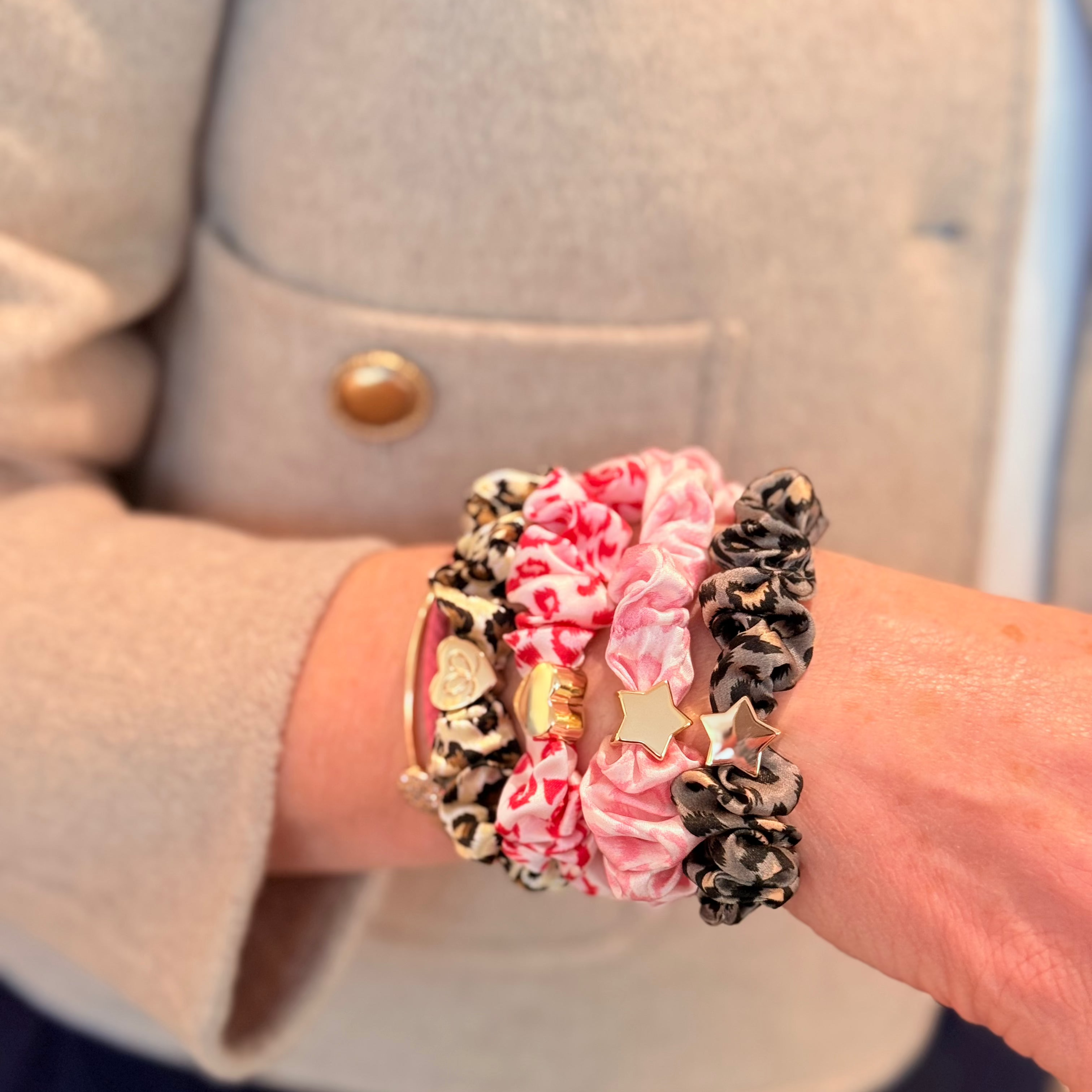 Leo Scrunchie aus Maulbeerseide mit Gold Charm