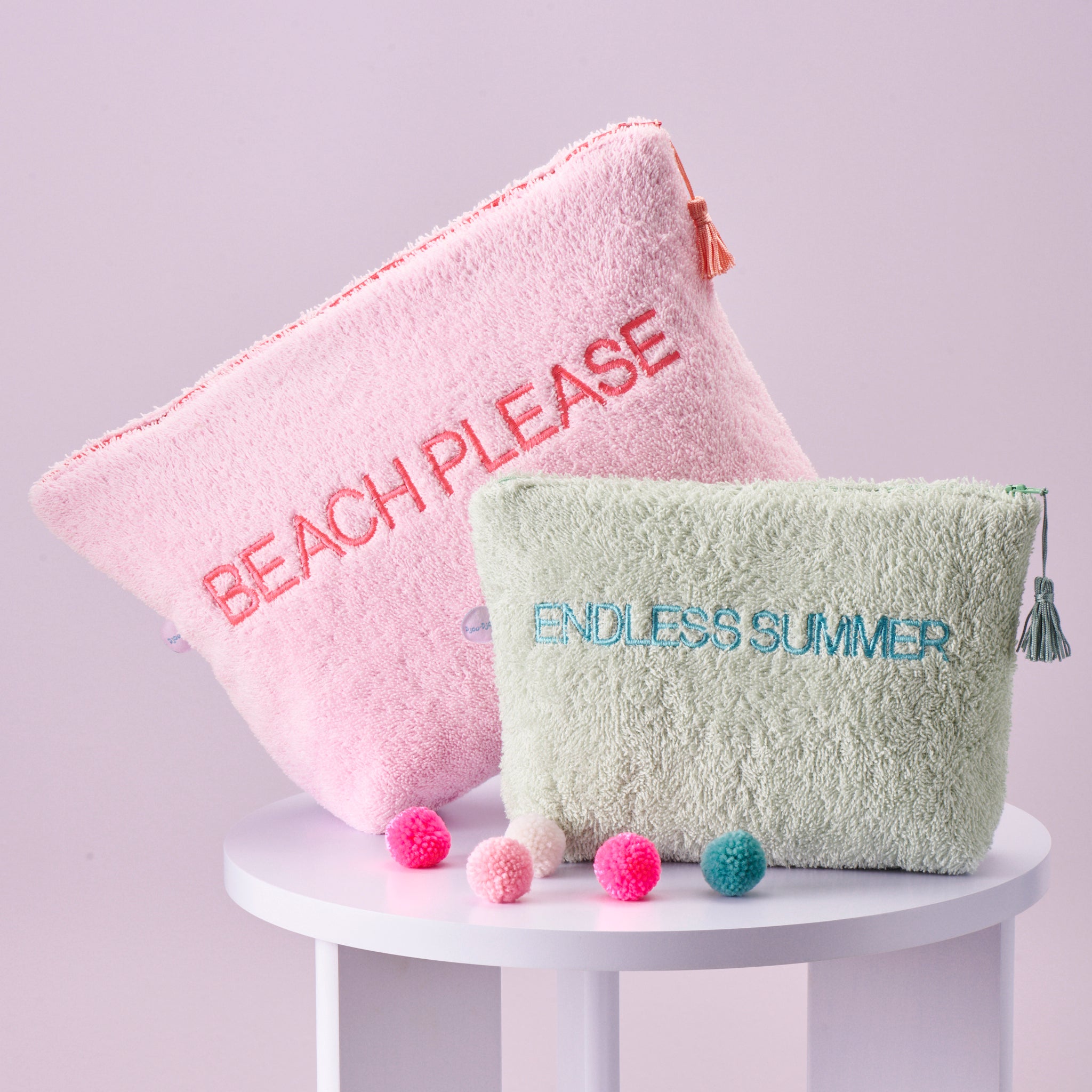Zwei personalisierte KULTURELLA Frottee-Kulturtaschen mit Spruch-Stickerei 'BEACH PLEASE' und 'ENDLESS SUMMER' in Rosa und Mint – perfekte Sommertaschen oder Geschenkideen für Strandliebhaberinnen