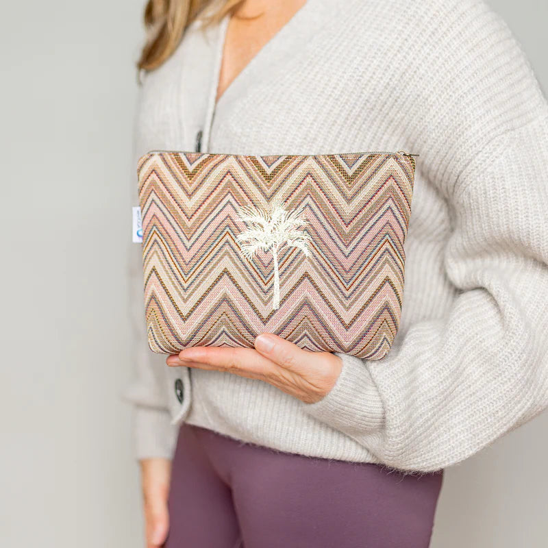 Stylische KULTURELLA Kulturtasche im Zickzack-Chevron-Muster mit Palmenstickerei – handgefertigt in Hamburg, ideal als Reise- oder Kosmetiktasche für Erwachsene