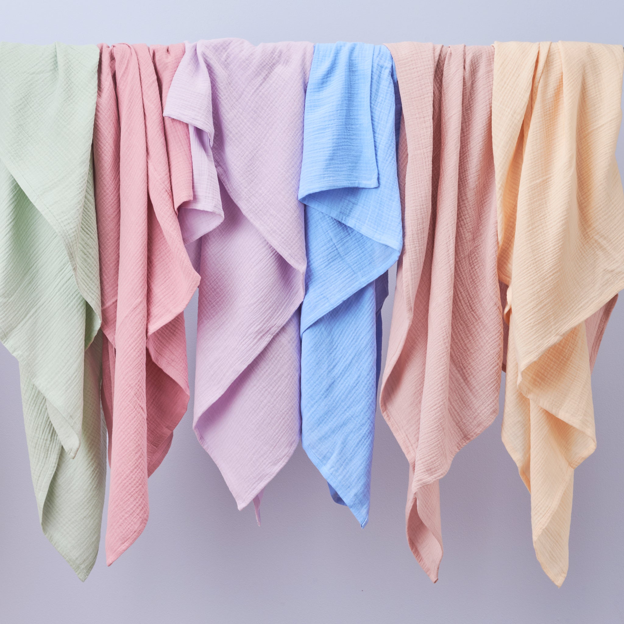 Geschenkset – personalisierte Kulturtasche und Swaddle zur Baby Shower oder Geburt