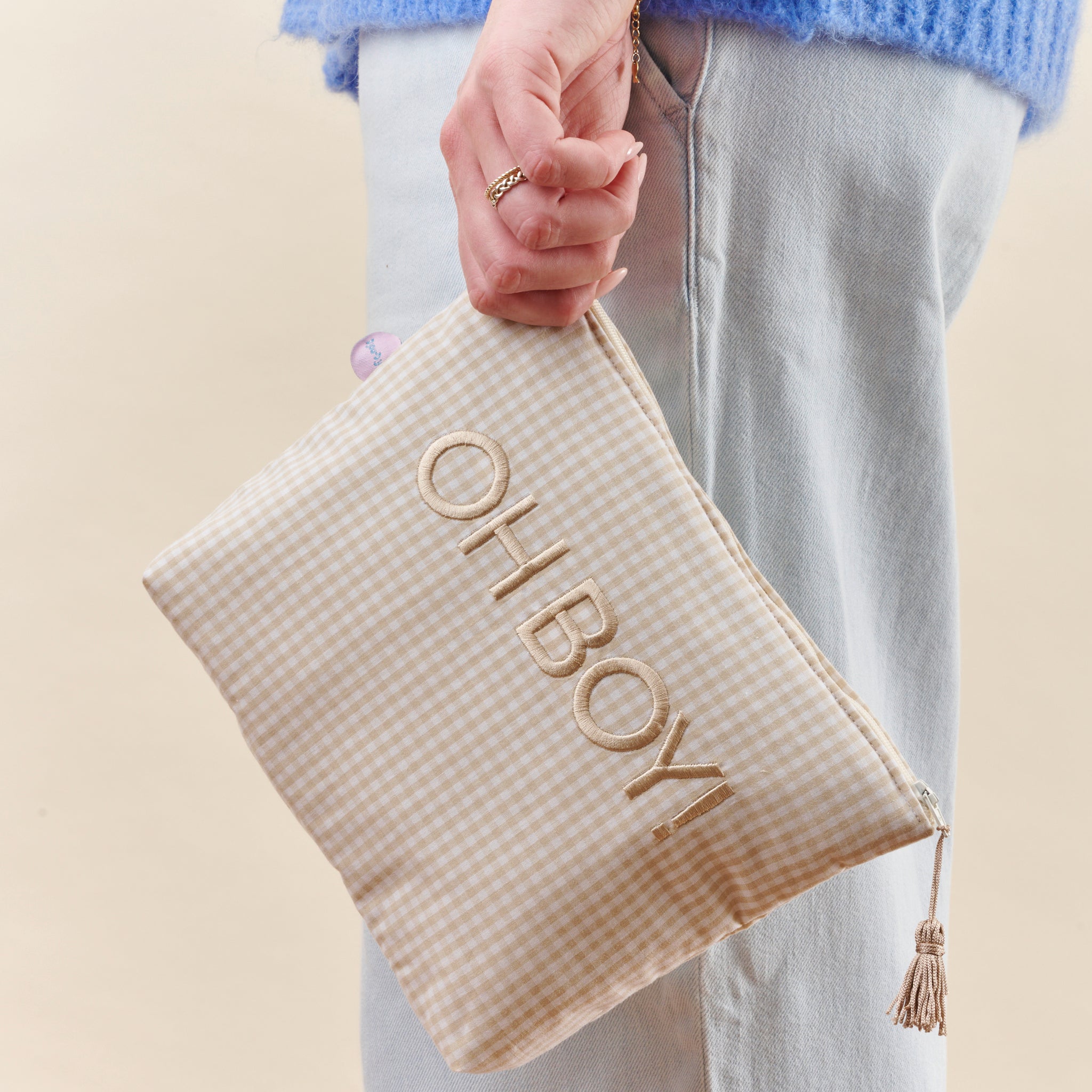 Personalisierte Kulturtasche KULTURELLA mit 'OH BOY!' Stickerei im Vichy-Karo Beige, handgemacht in Hamburg, gehalten von Frau in Jeans – perfekte Geschenkidee zur Geburt eines Jungen