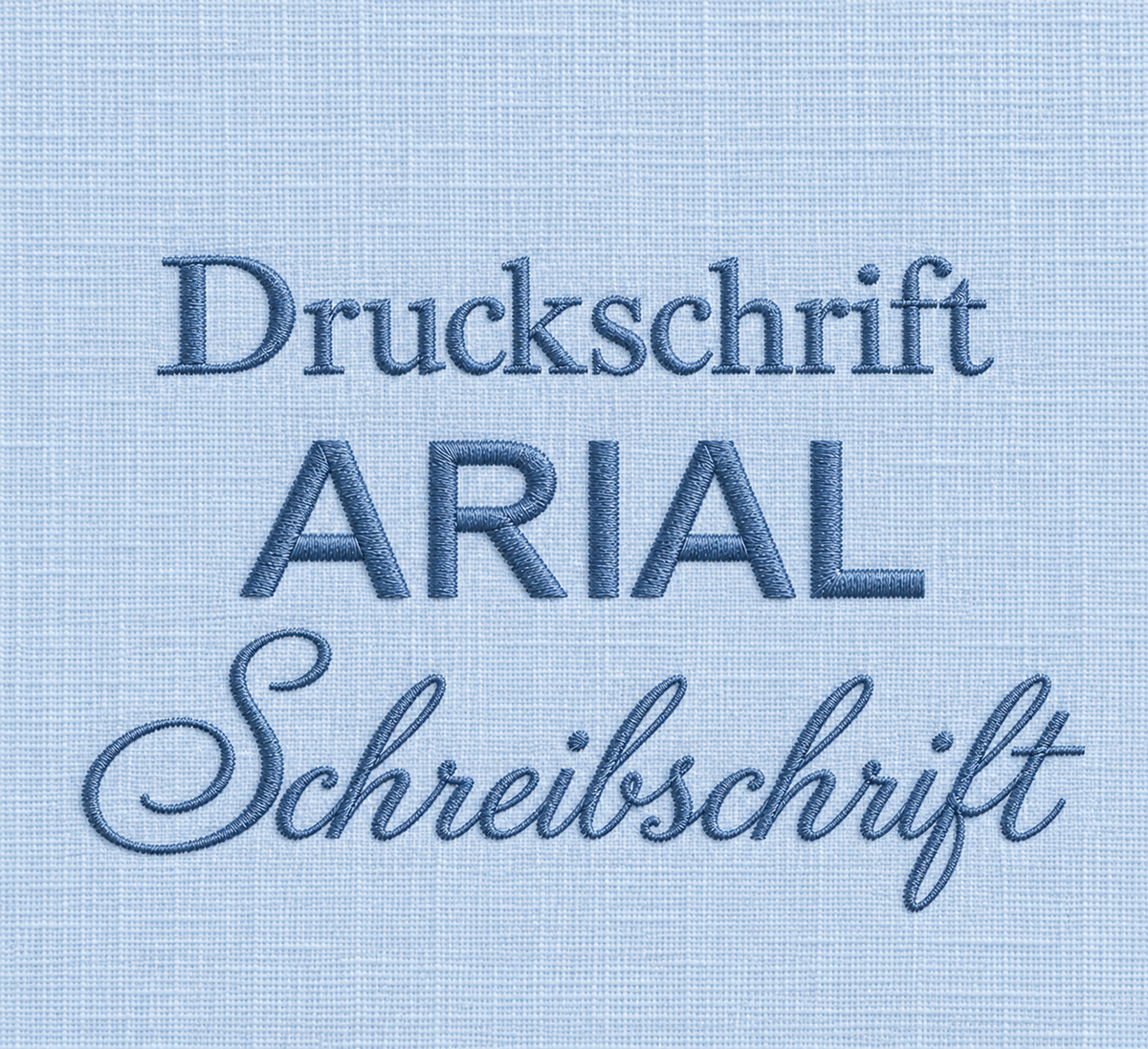 Drei Stickschriften auf hellblauem Leinen: Druckschrift, Arial und englische Schreibschrift in graublauer Stickerei