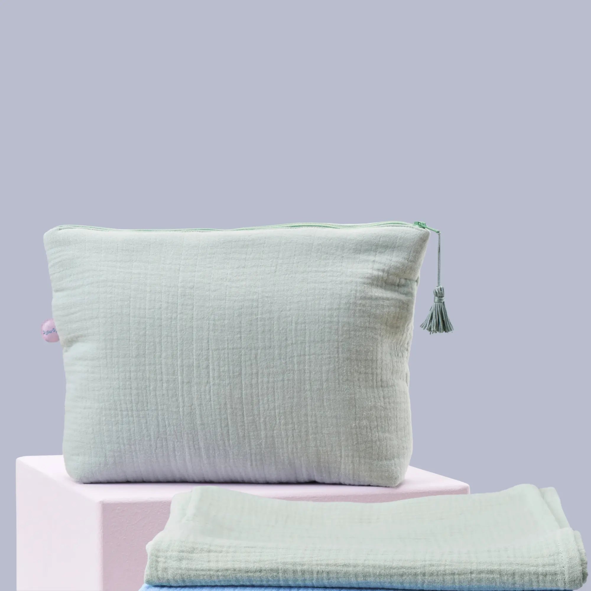 Geschenkset – personalisierte Kulturtasche und Swaddle zur Baby Shower oder Geburt
